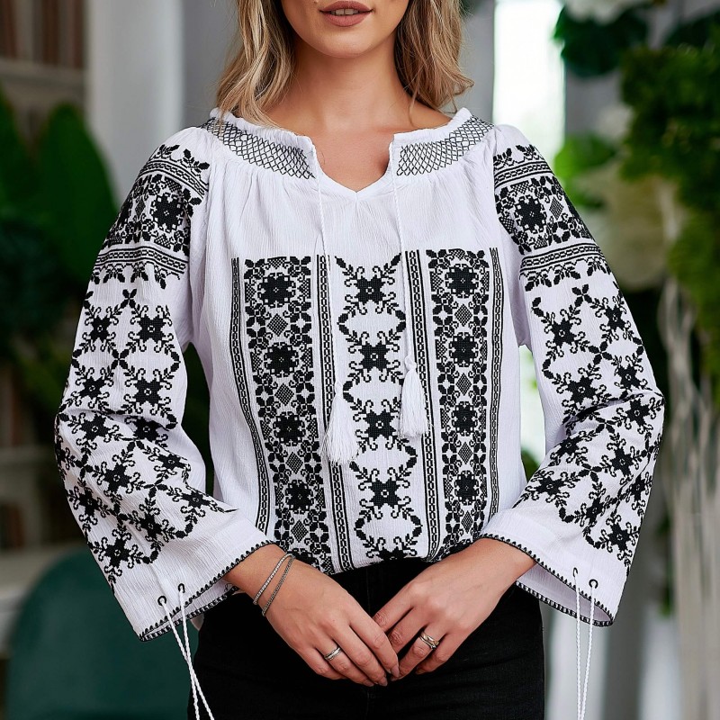 IE Traditionala alba cu broderie neagra - Raluca 02