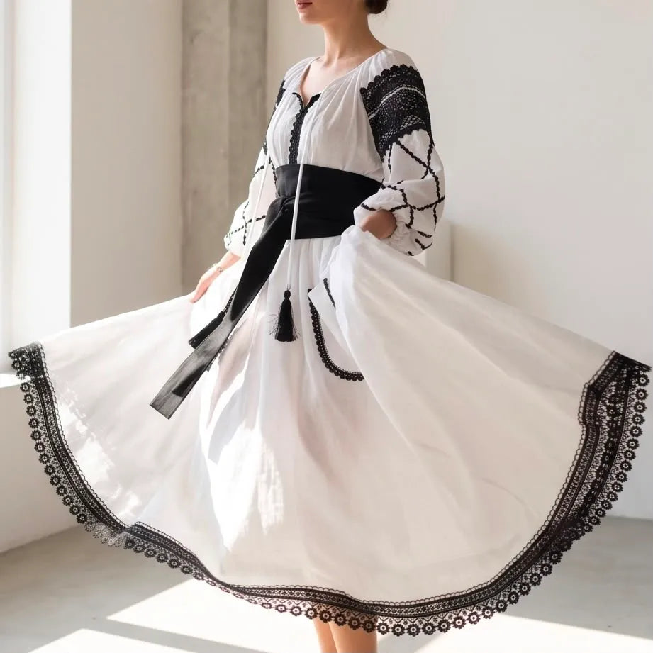 Rochie Nationala alba din panza topita dantela neagra - Maria 02