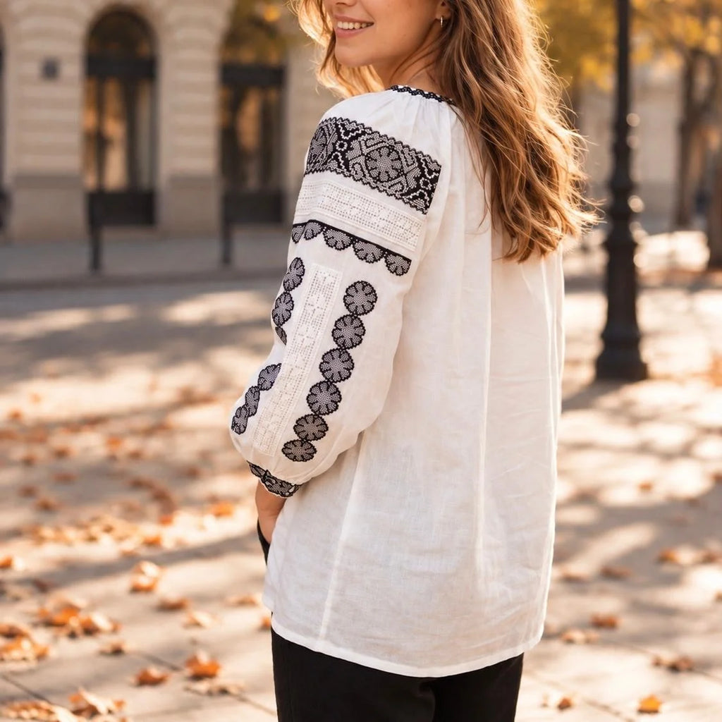 IE Nationala cu broderie gri - Sara alb 02