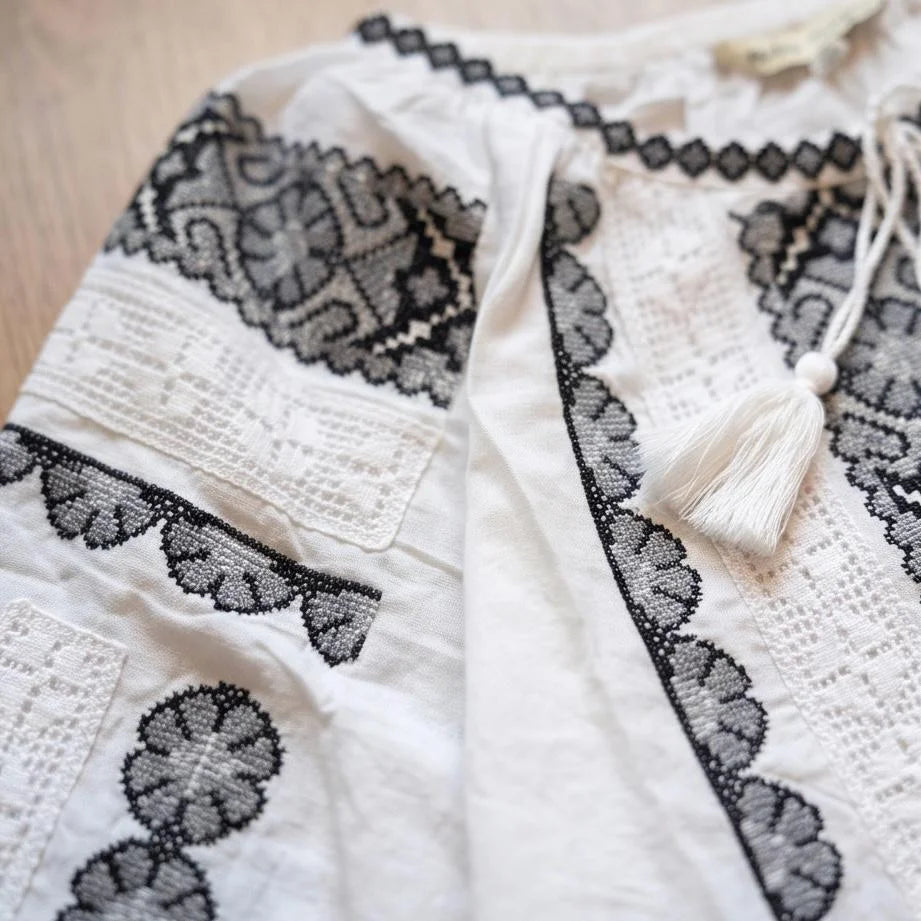 IE Nationala cu broderie gri - Sara alb 02