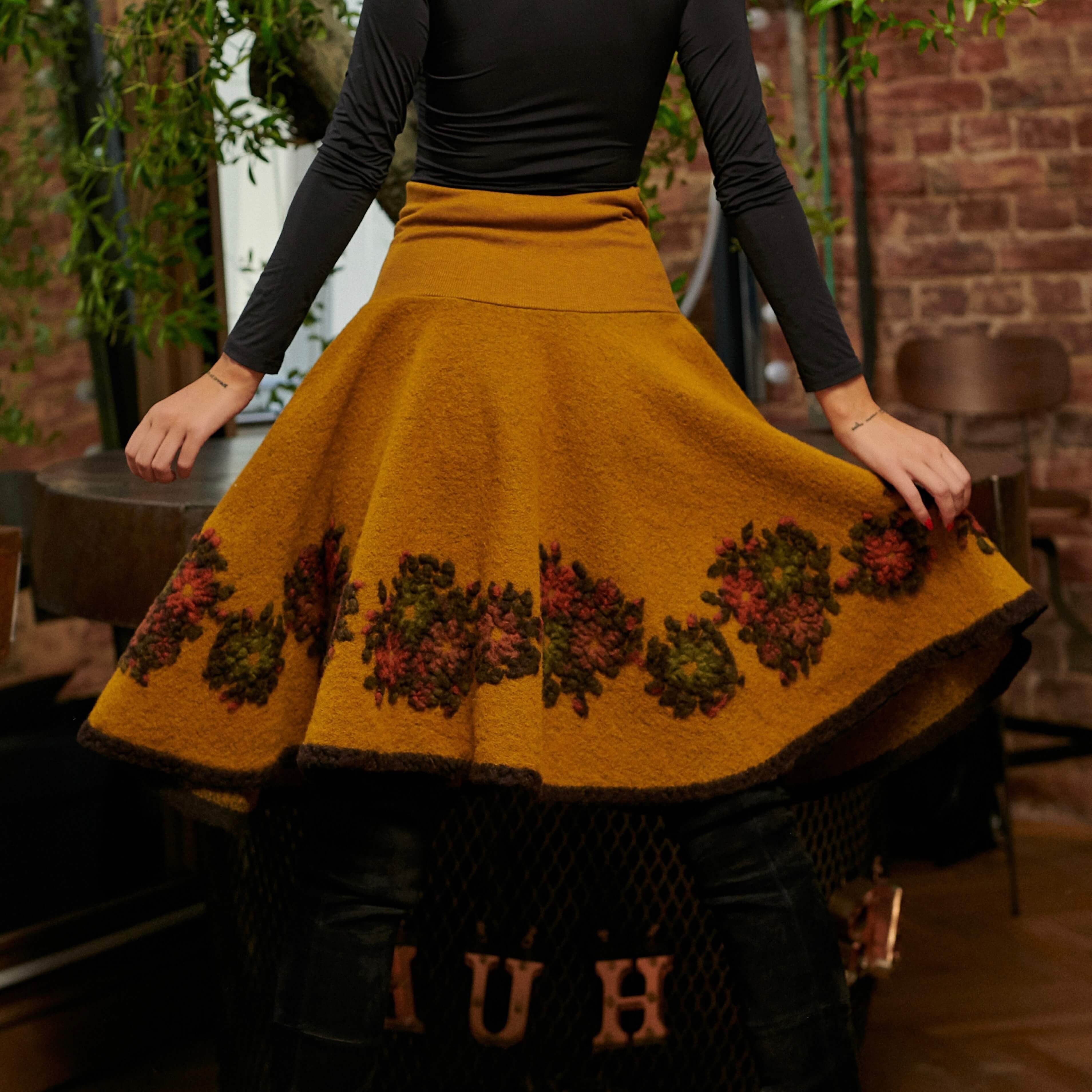 Fusta din lana - galbena