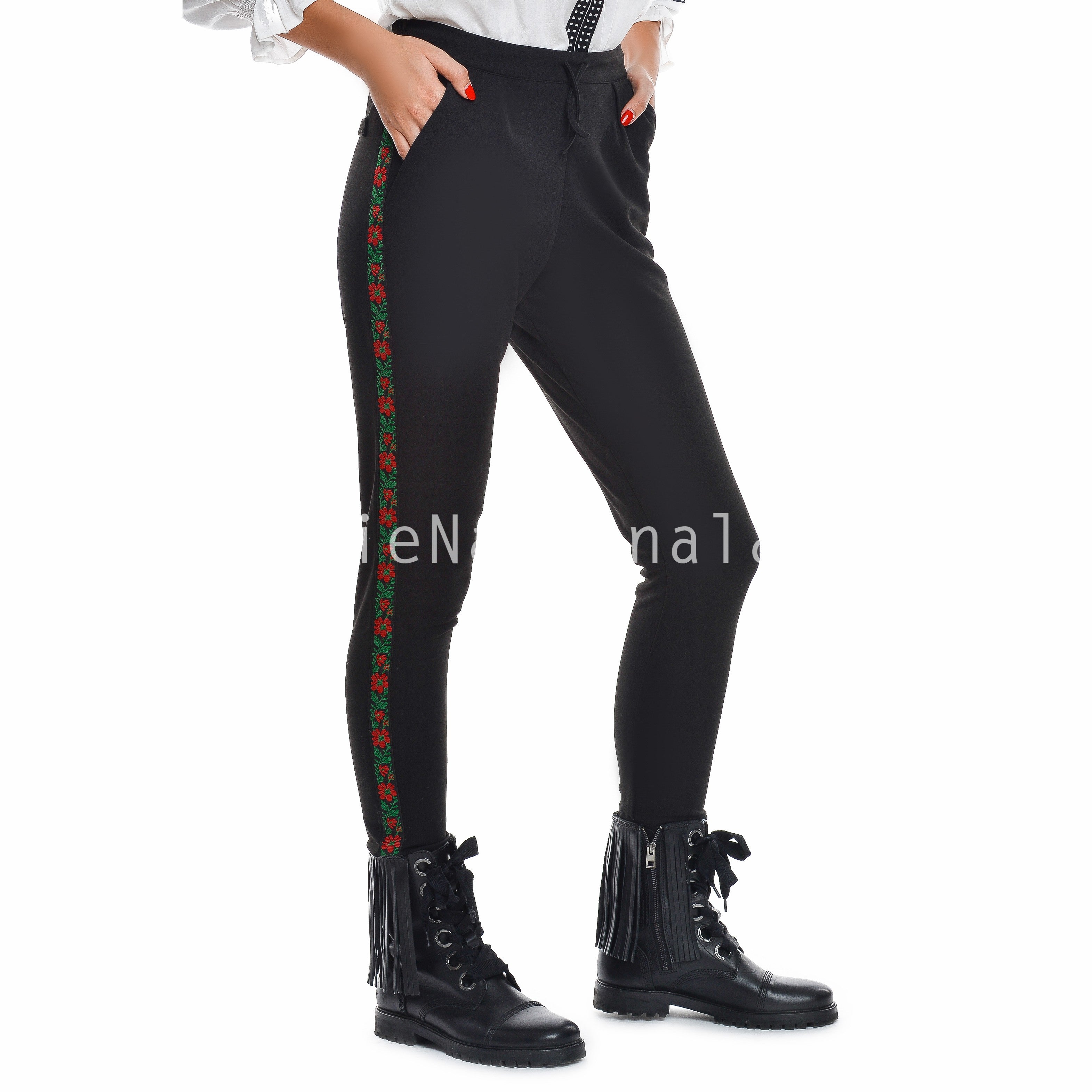 Pantaloni negri cu tesatura florala