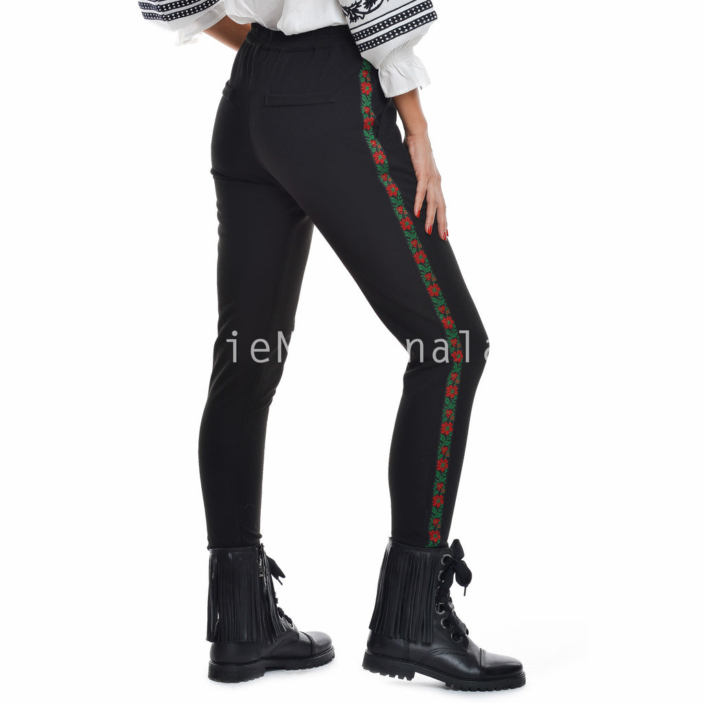 Pantaloni negri cu tesatura florala