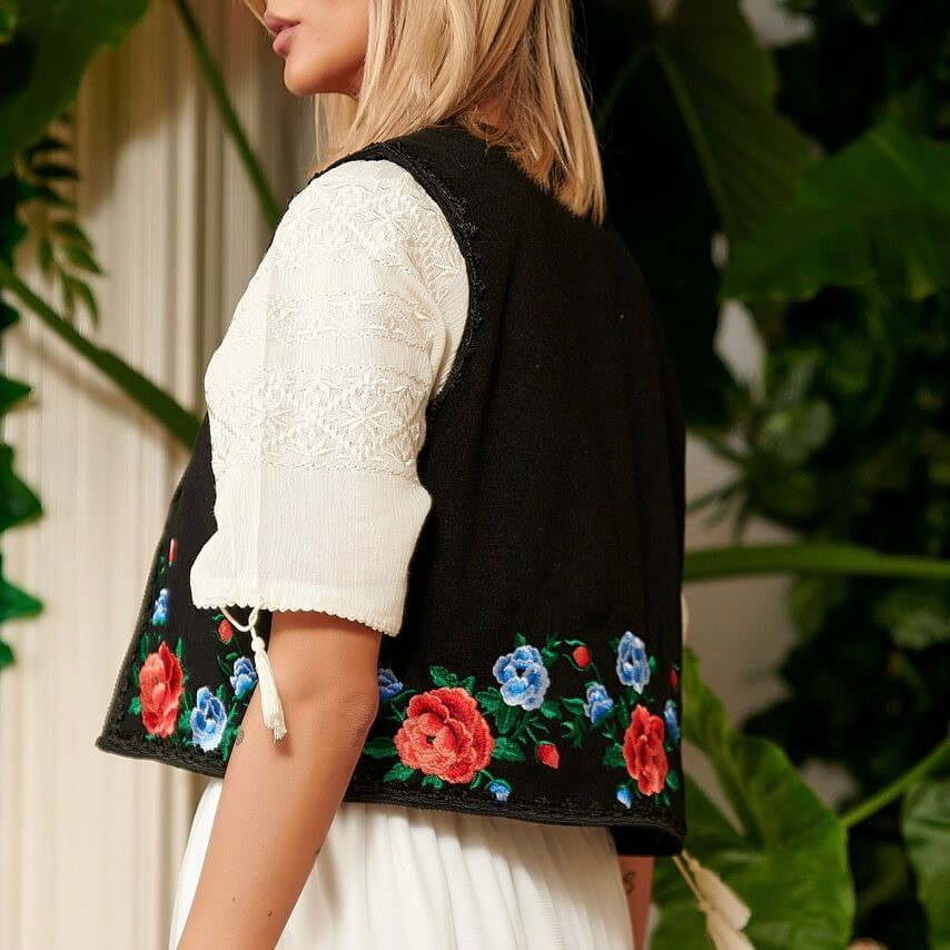 Vesta Traditionala neagra din stofa brodata - Roxana