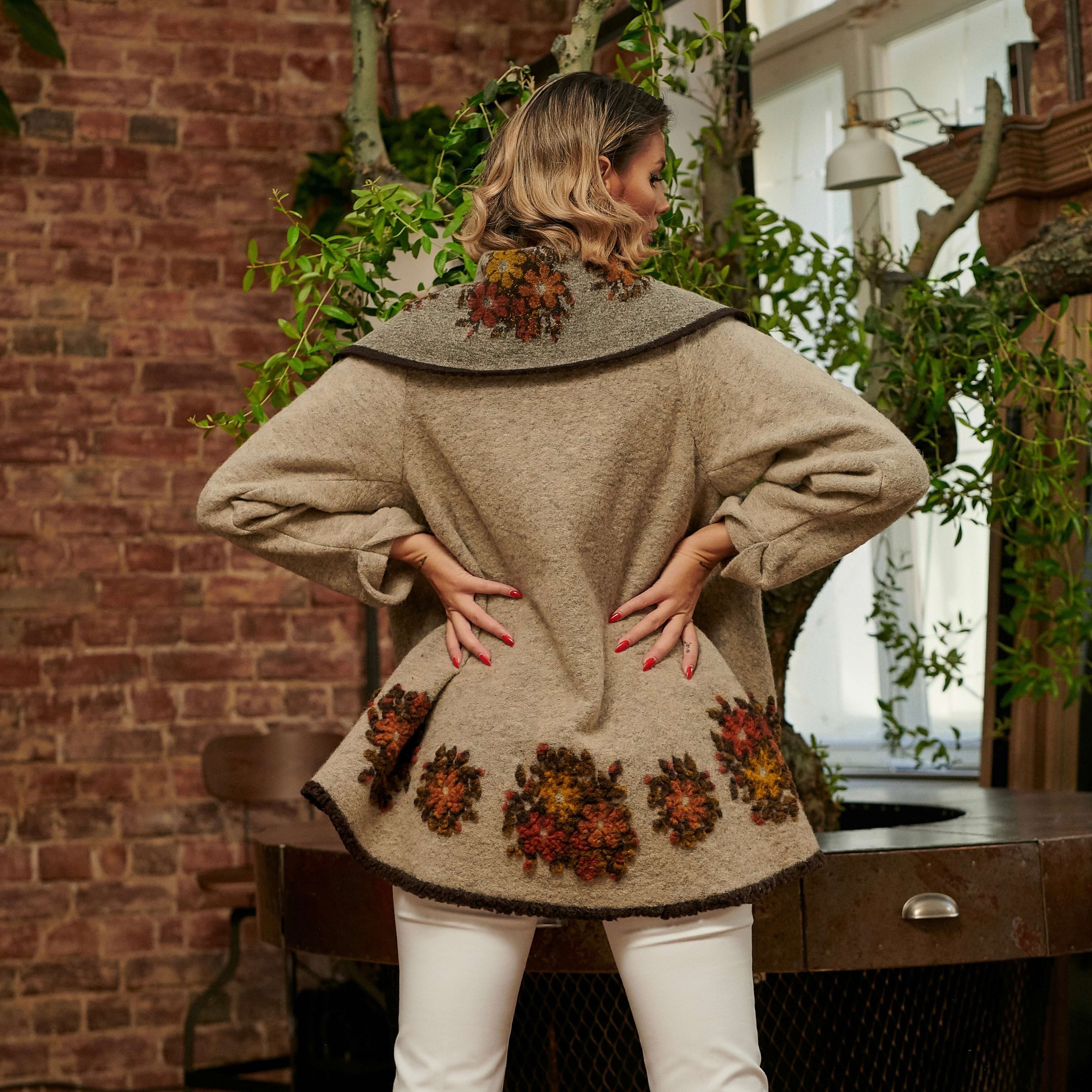 Poncho din lana bej cu maneca lunga