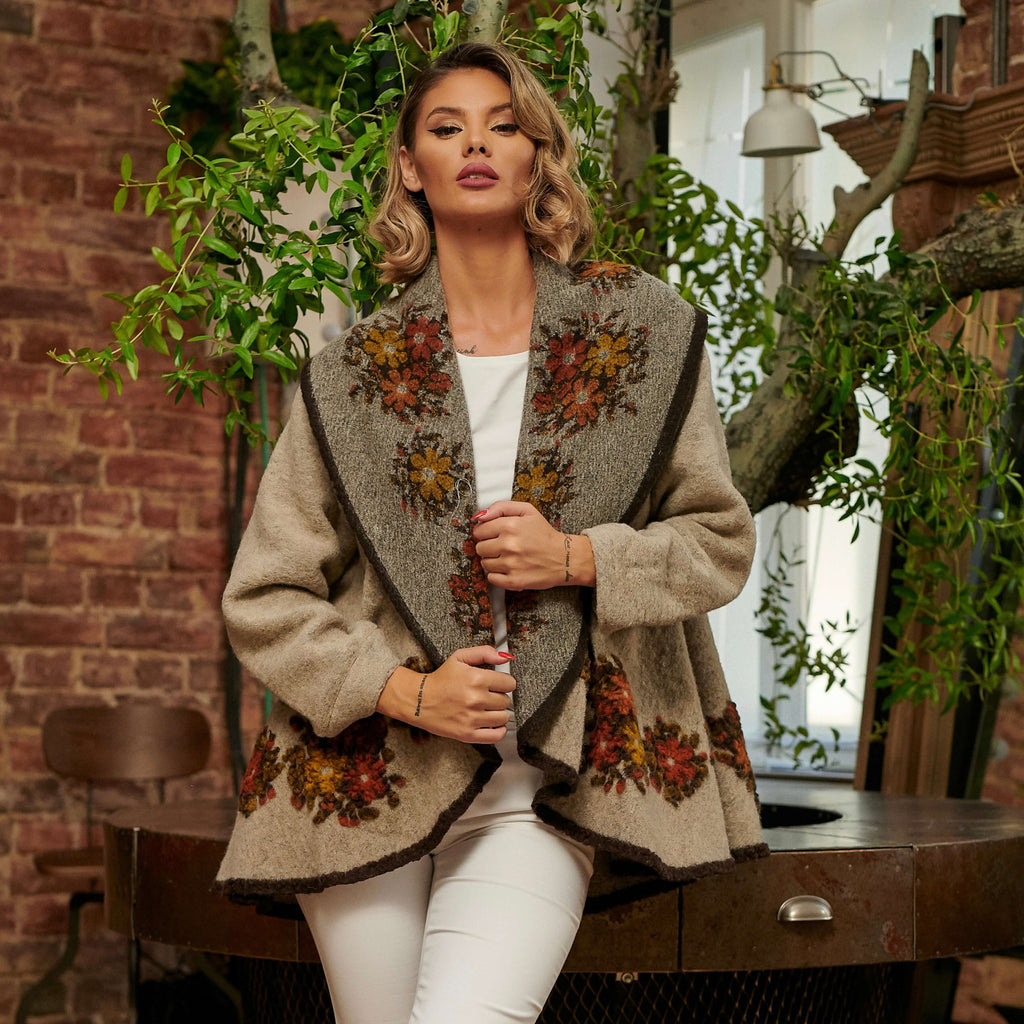 Poncho din lana bej cu maneca lunga