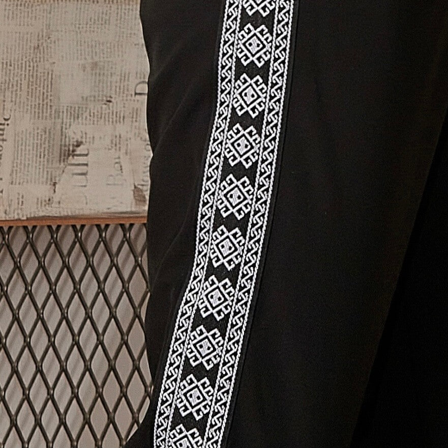 Pantaloni negri cu banda traditionala