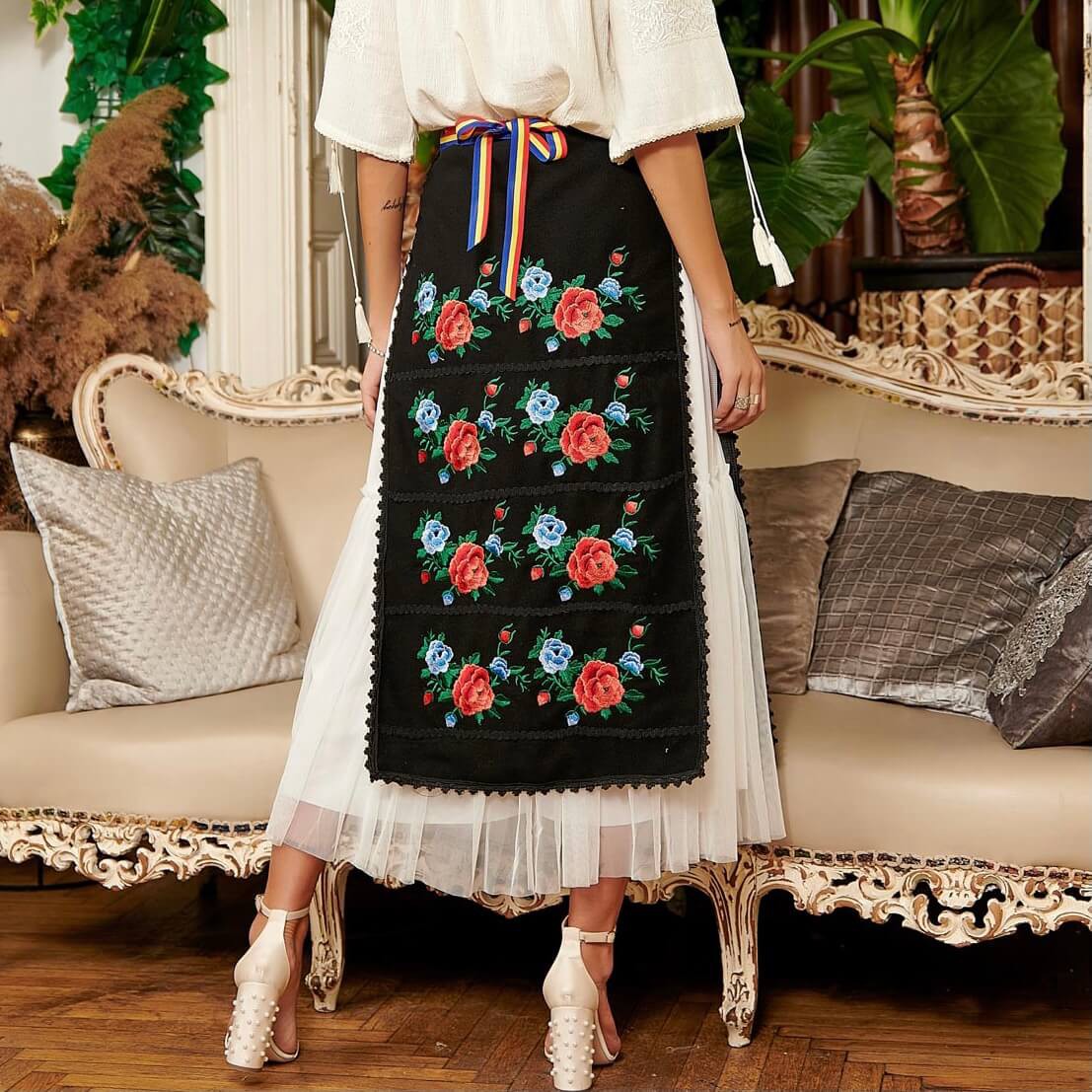Catrinta Traditionala neagra cu model floral brodat - Roxana