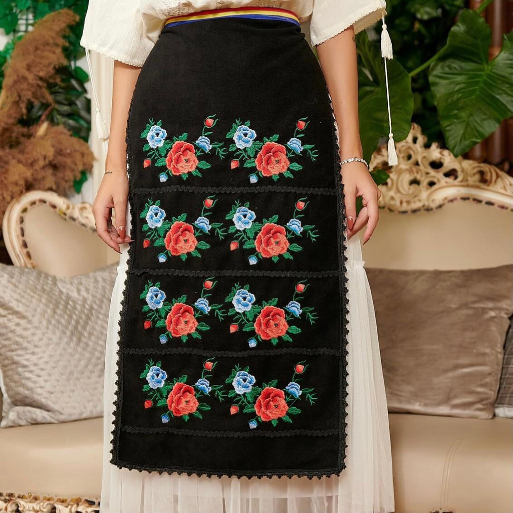Catrinta Traditionala neagra cu model floral brodat - Roxana