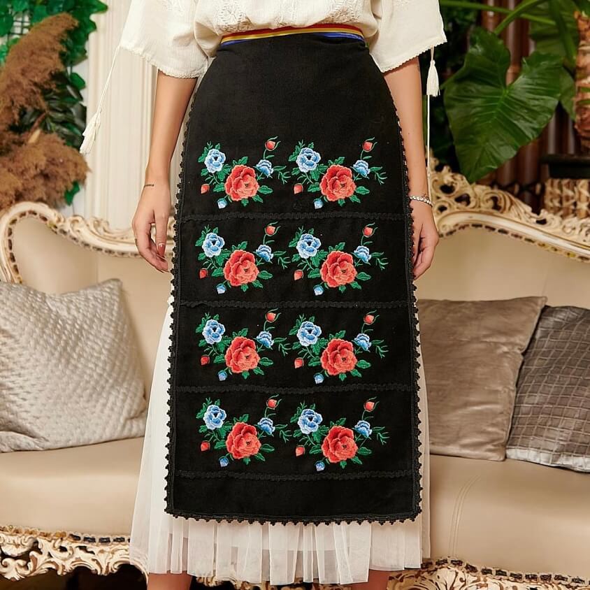 Catrinta Traditionala neagra cu model floral brodat - Roxana