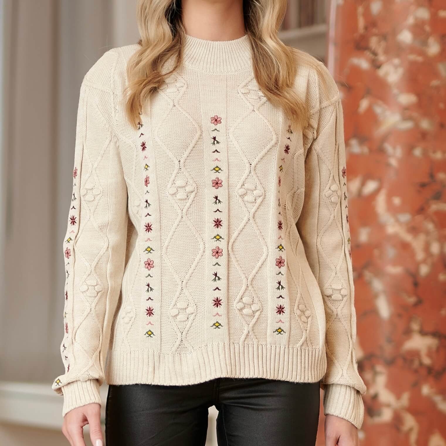 Pulover brodat, crem din tricot si broderie florala - Carmen
