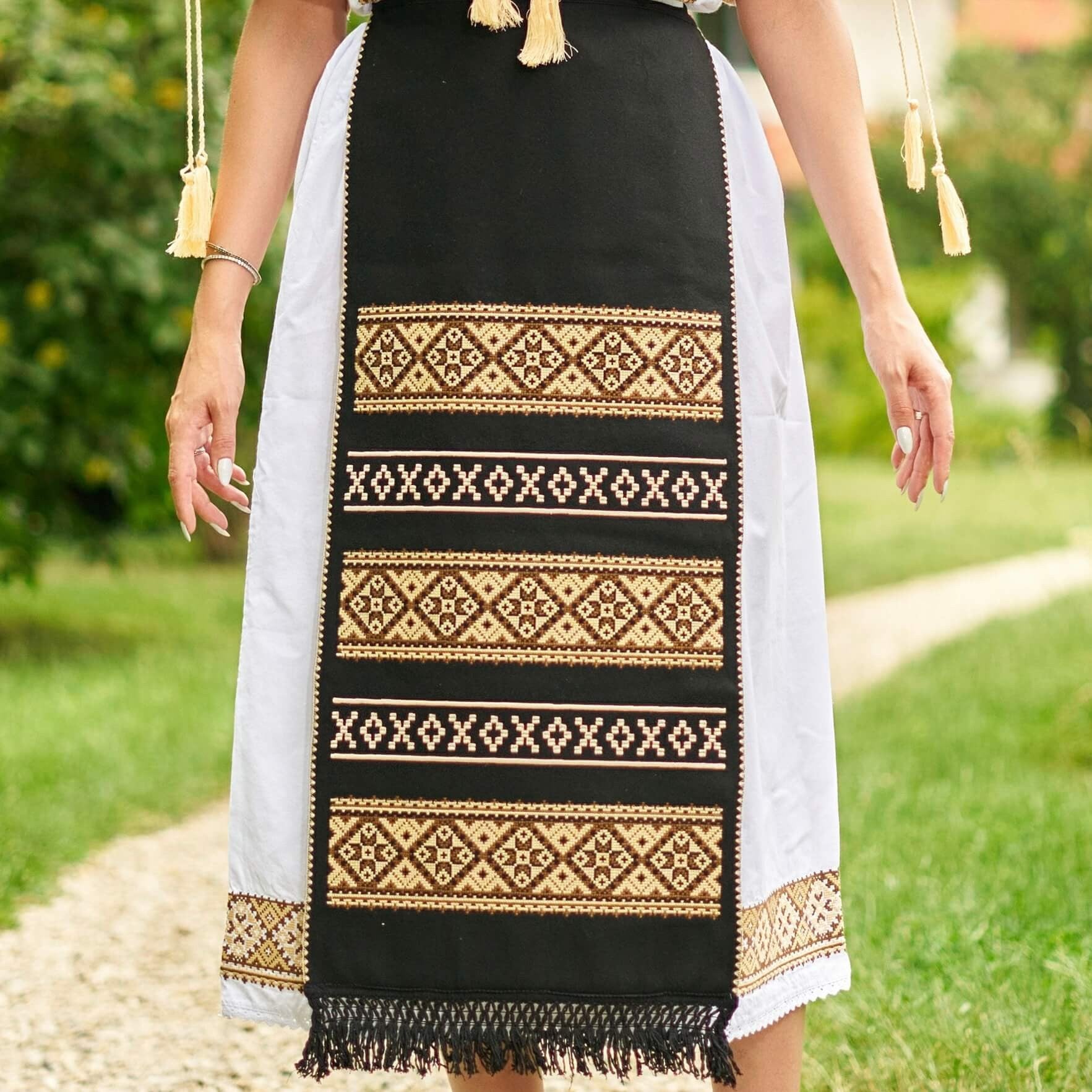 Catrinta Traditionala cu model geometric brodat - Lavinia crem