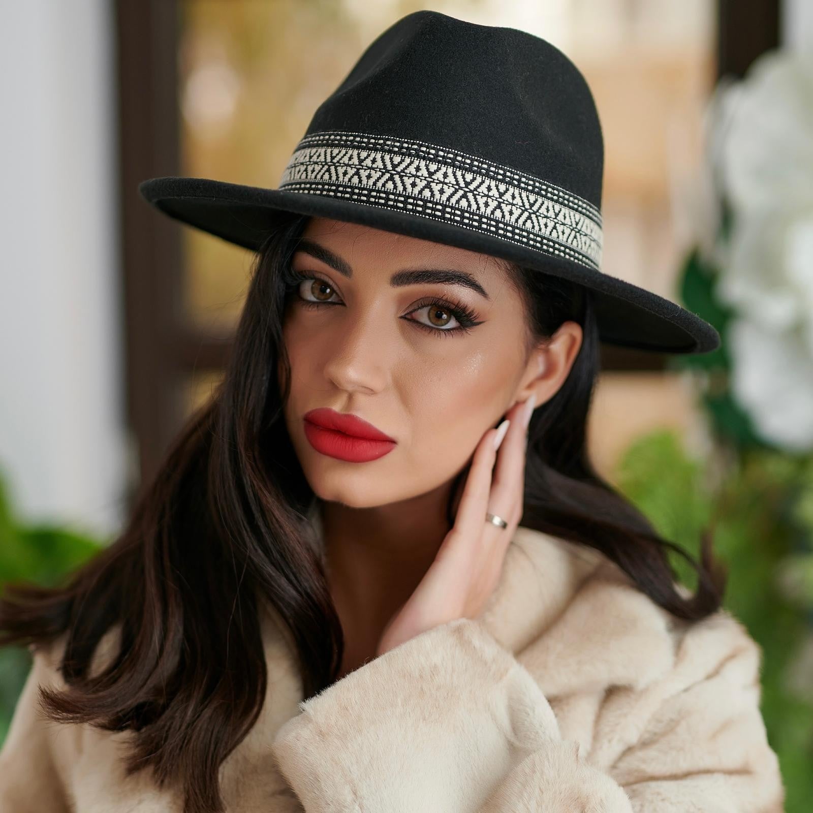 Palarie Traditionala neagra cu banda tesuta - 03