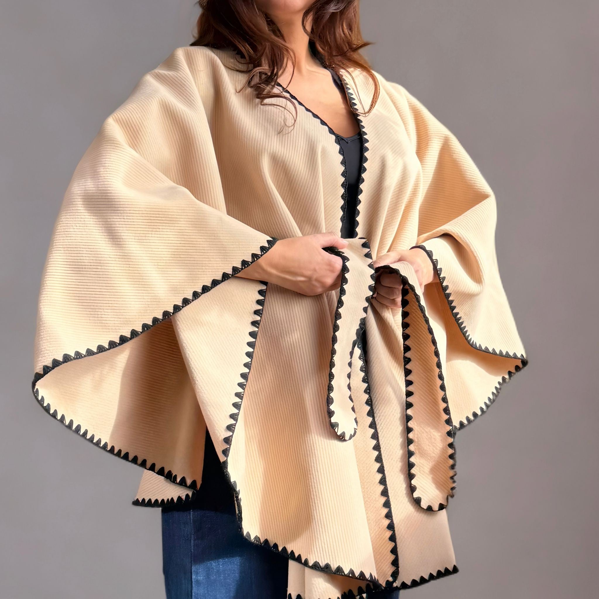 Poncho oversize crem cu cordon si broderie - Ela 01