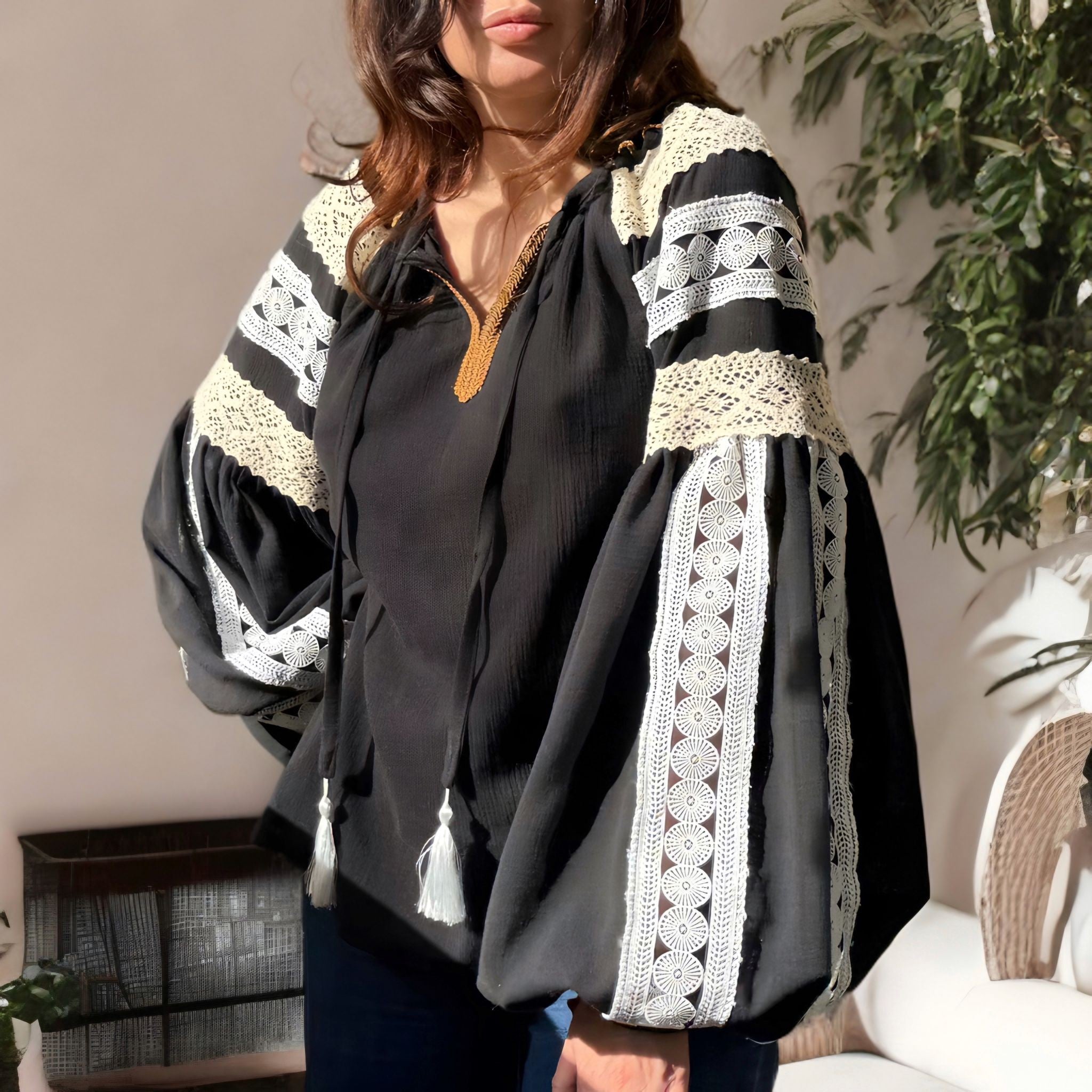 IE Nationala neagra din panza de bumbac cu maneci clopot si dantela - Elisabeta 04