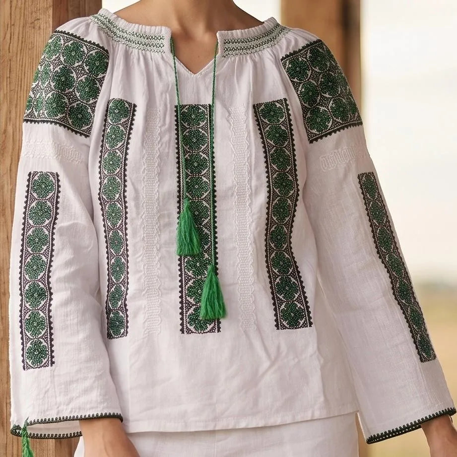IE Traditionala alba cu maneca lunga - Rodica verde 01