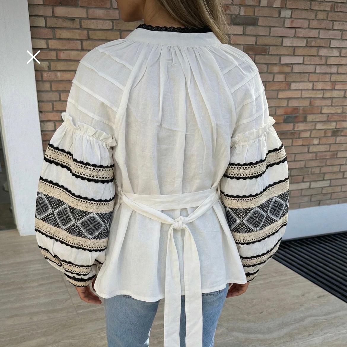 IE Nationala, moderna cu motive traditionale - Crina