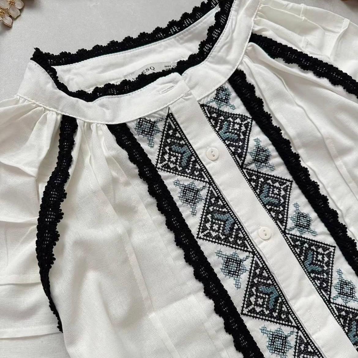 IE Nationala, moderna cu motive traditionale - Crina