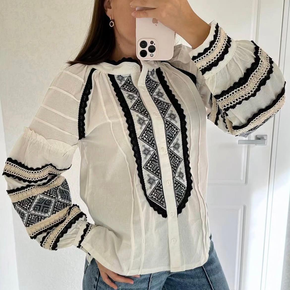 IE Nationala, moderna cu motive traditionale - Crina