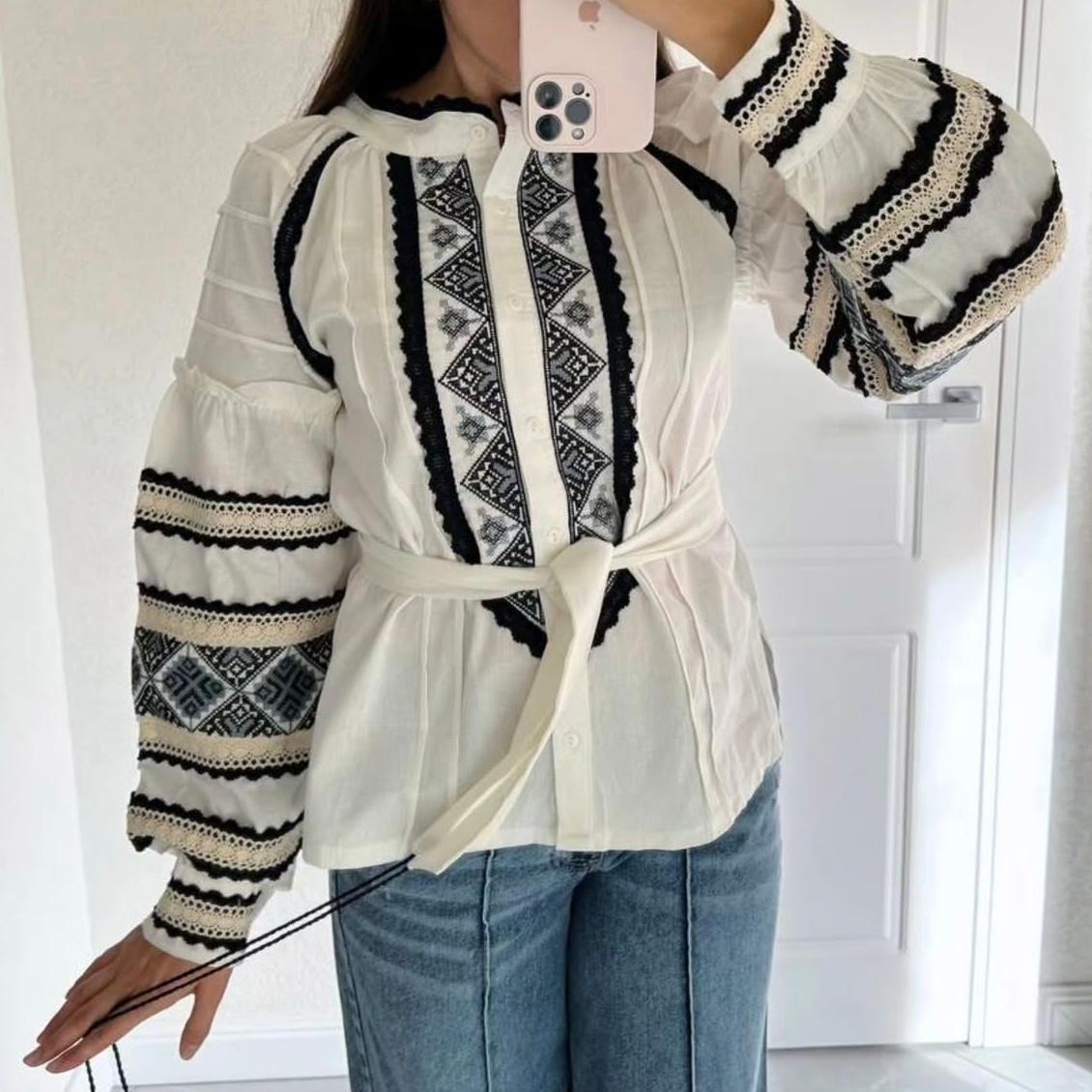 IE Nationala, moderna cu motive traditionale - Crina