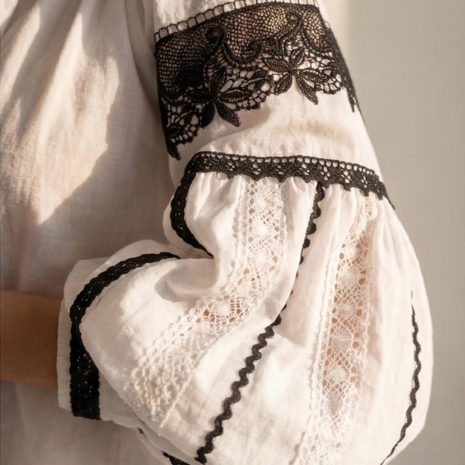 IE Nationala stilizata alba, cu croi modern din panza topita - Elena